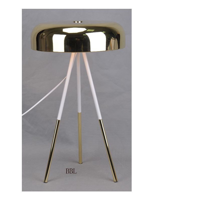 Candeeiro de mesa tripé com sombra de metal